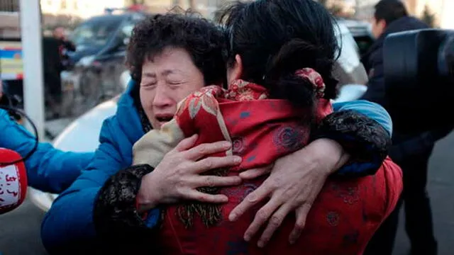 La madre de Huugjilt, Shang Aiyun, reacciona después del juicio judicial que condenó a Zhao Zhihong, el hombre detrás del crimen por el que su hijo fue condenado y ejecutado, fuera del Tribunal Popular Intermedio de Hohhot, el lunes. Foto: IC.