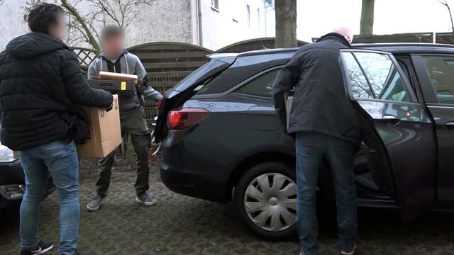 Agentes de la policía incautan cajas reúnen más evidencias frente a un edificio residencial en Castrop-Rauxel, Alemania occidental, donde tuvo lugar una redada en relación con la prohibición del grupo neonazi Combat 18.