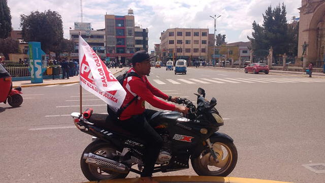 Reynaldo Rojas el candidato en Juliaca que realiza su campaña abordo de una moto