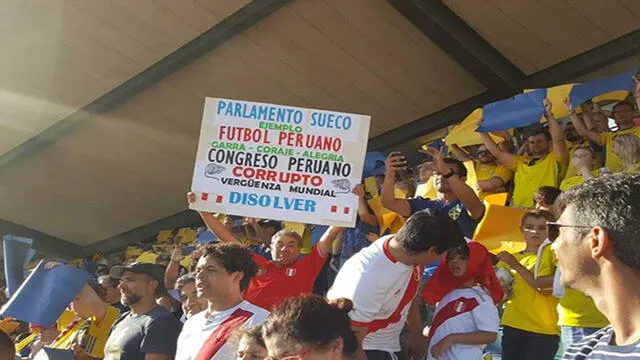 Hinchas de la Selección Peruana piden disolución del congreso