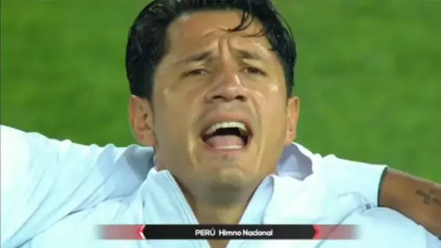 Gianluca Lapadula cantando el himno nacional en el encuentro entre Argentina vs. Perú en el 2020. FOTO: Instagram.