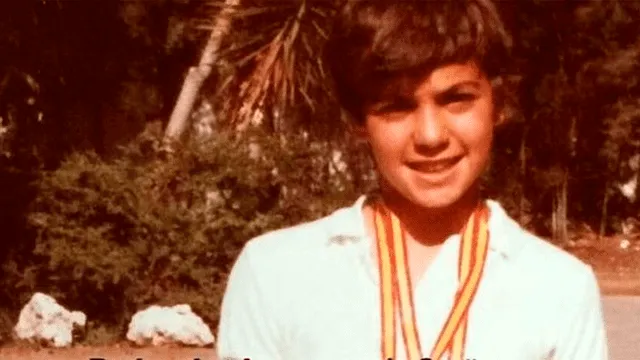 Pedro Sánchez en su época estudiantil con sus medallas. Foto: El español.