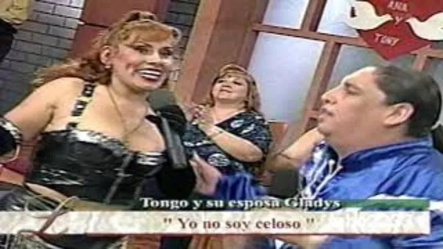  Tongo y su esposa cantando juntos. Foto: A&amp;A Producciones/YouTube<br><br>    