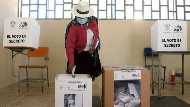  No hay una sola manera de conocer dónde votar en las elecciones de Ecuador. Foto: BCC    