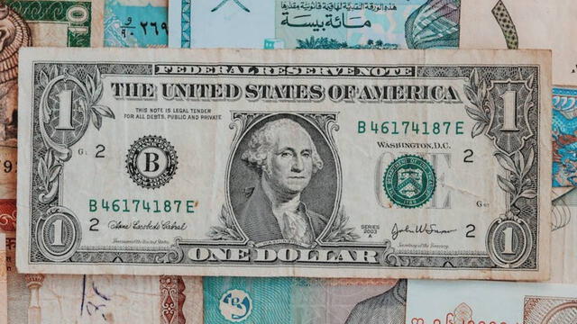 En 2014, la Reserva Federal de Estados Unidos emitió por error dos tiradas iguales de 6,4 millones de billetes de un dólar. Foto: TV Azteca    