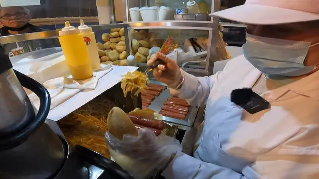 El pan con pantano relleno de hot-dog. Foto: captura de Andre Machuca/Youtube   