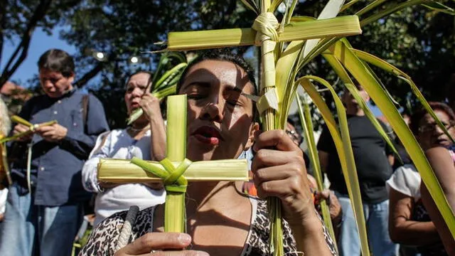  En el Domingo de Ramos, la población recibe ramos de palmas de los Palmeros de Chacao. Foto: El Universal