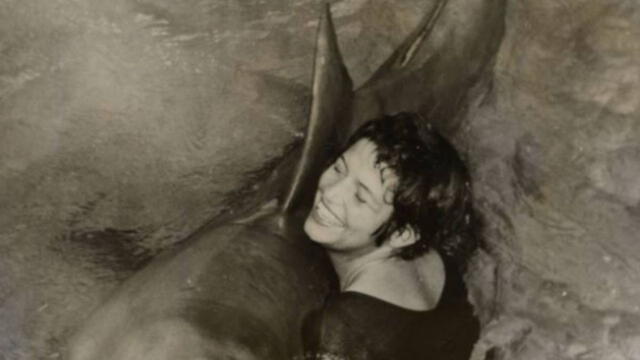 Margaret Howe Lovatt habló abiertamente sobre su convivencia con el delfín en el documental. Foto: BBC   