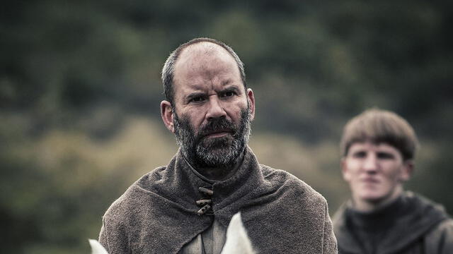  Cavan Clerkin como el padre Pyrlig. Foto: Netflix   