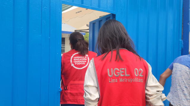 Autoridades de la Ugel 02 ingresaron al colegio donde estudia el agredido. Foto: Jessica Merino/La República   