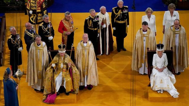 Los nuevos reyes: Carlos III y Camilla reciben las coronas respectivas en la ceremonia. Foto: Reuters   