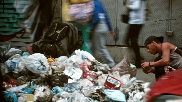 Personas hurgando en la basura en Venezuela. Foto: Infobae/Cristhoferson Zamora   