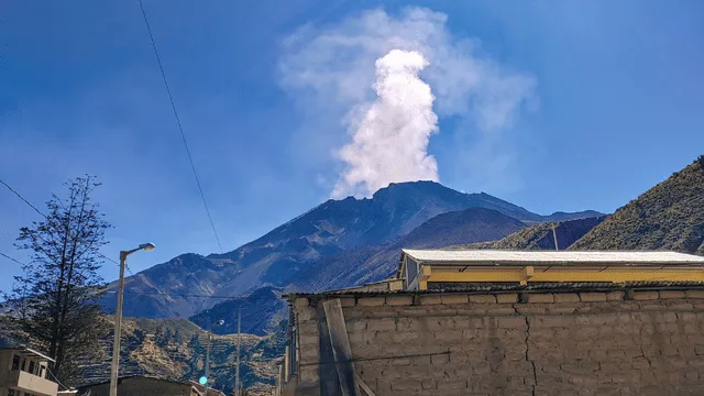 Volcán Ubinas. Las columnas de humo siguen en ascenso. Foto: La República    