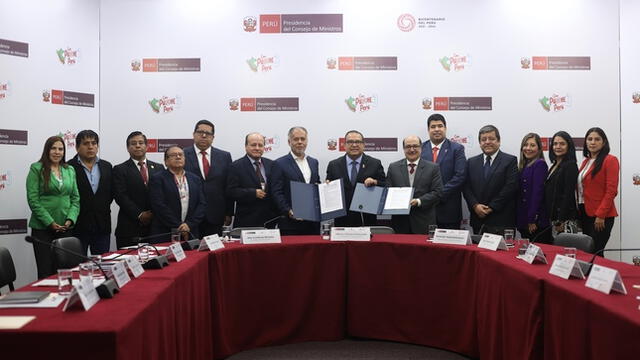  Representantes del Estado peruano y de cinco confederaciones sindicales firmaron el Convenio Colectivo Centralizado 2023-2024. Foto: Andina   