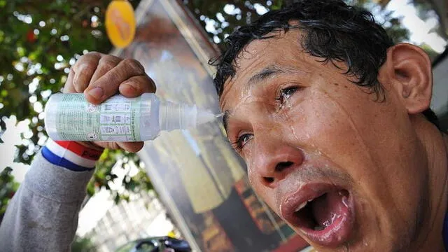  Hombre intenta aliviar los efectos de gases lacrimógenos durante movilización en Tailandia. Foto: Getty images   
