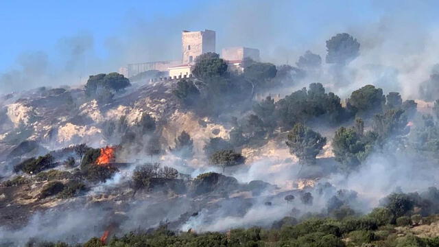 Vista general de un gran incendio que se desarrolló en la colina de San Michele y que en poco tiempo se extendió debido al viento y las altas temperaturas en Cagliari, Italia. Foto: EFE   