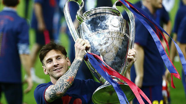  Lionel Messi alzando su última 'Orejona' con el FC Barcelona. Foto: EFE 