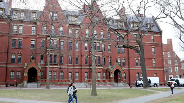 La Universidad de Harvard es una de las casas de estudio más prestigiosas del mundo. Foto: CNBC   