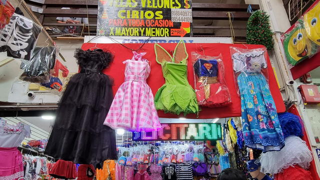 Variedad de disfraces para adultos en jr. Huallaga (Centro de Lima). Foto:&nbsp; Rosa Quincho / URPI -LR   