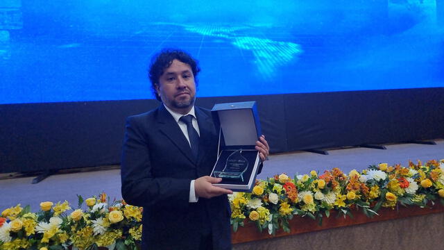 Carlos Bessombes con el Premio Anual al Periodismo Ramón Remolina Serrano. Foto: La República   