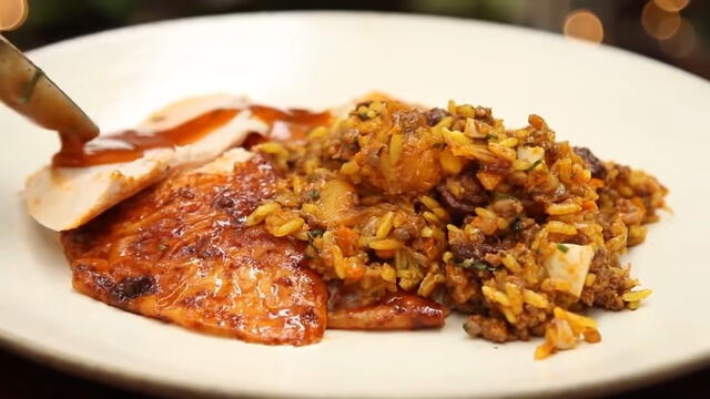 El pavo al horno puede ir acompañado tanto por arroz como ensaladas. Foto: Recetas de comida peruana/YouTube   