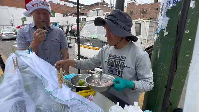  Steven Murray se emocionó al ver la preparación del ceviche carretillero. Foto: Gringo in Perú   