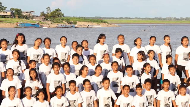 Una versión de la canción de 'Cuando Pienses en Volver' fue grabada en Amazonas como agradecimiento al músico. Foto: Pedro Suárez-Vértiz/Youtube   