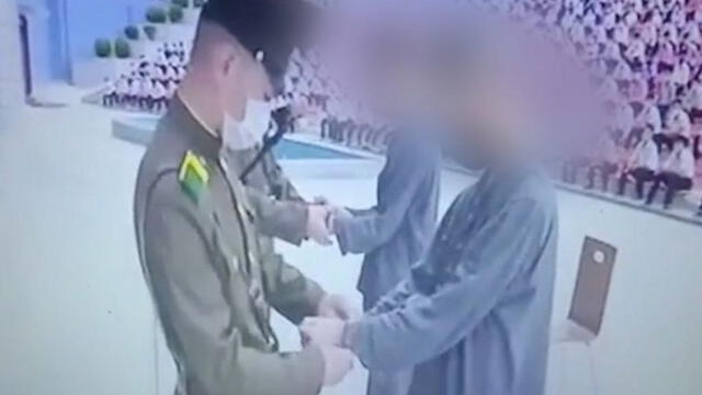  Autoridades en Corea del Norte castigaron a los menores frente a cientos de adolescentes. Foto: BBC 