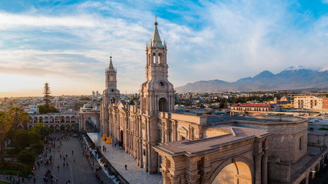 Arequipa está rodeado de 3 volcanes y cuenta con edificios barrocos construidos de sillar. Foto: Perú Travel   