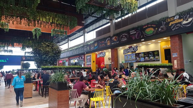 Mall Aventura San Juan de Lurigancho cuenta con un gran número de restaurantes y puestos de comida rápida. Foto: La República   