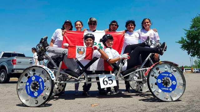 La docente junto a sus alumnos de la PUCP. Foto: cortesía de Ruth Manzanares    