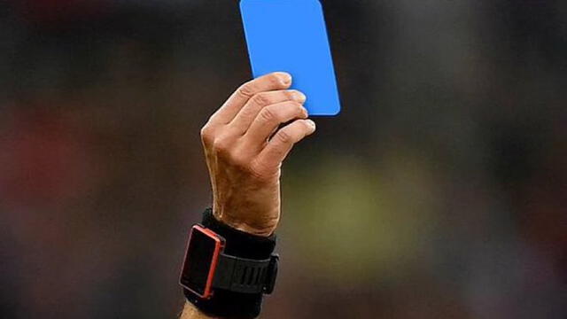 La tarjeta azul se convertiría en una revolución del fútbol internacional. Foto: difusión   