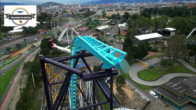  La montaña rusa es una atracción emblemática en los parques de diversiones. Cautiva a los visitantes con su combinación de velocidad, altura y emoción. Foto: Volando en Drone/Youtube   