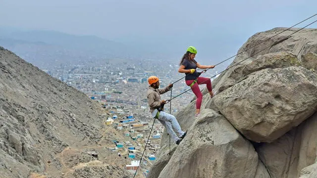 Visitantes escalan formaciones rocosas. Foto: Lomas El Mirador/Facebook    