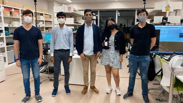 Nicole y sus compañeros en Kyoto, Japón, de visita a los laboratorios de la universidad Kyoto University of Advanced Science (KUAS). Foto: cortesía de Nicole Caballero    