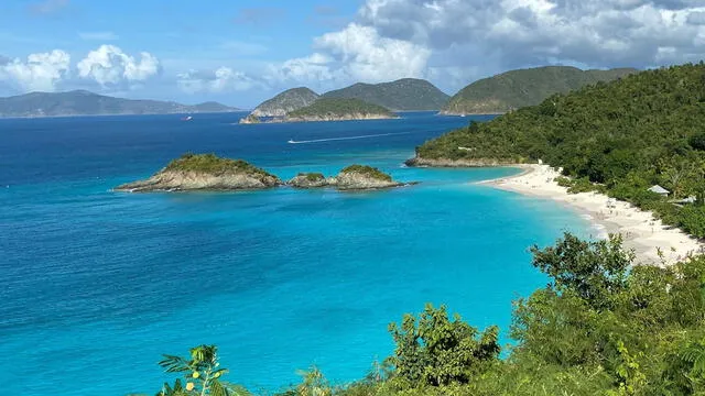 La escondida ubicación de Trunk Bay hace posible disfrutar de la tranquilidad del paisaje. Foto: US National Park Service.    