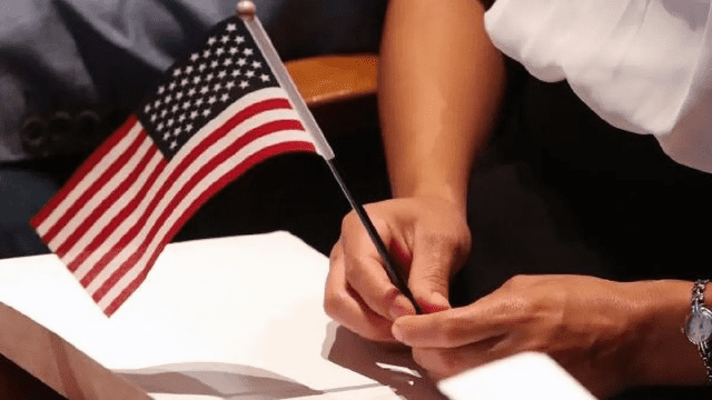 El proceso de la ciudadanía americana requiere una serie de requisitos para el inmigrante en Estados Unidos. Foto: EFE.    