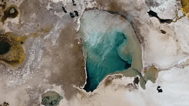  El géiser 'Laguna azul' tiene una tonalidad celeste con turquesa. Foto: captura de pantalla/Frans/YouTube   