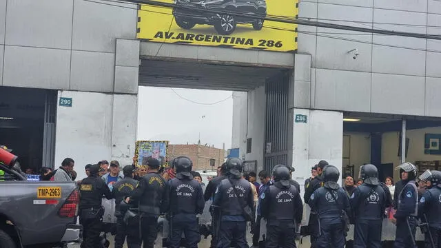 Manifestantes son controlados por un contingente policial. Foto: Cristina Gálvez/La República    