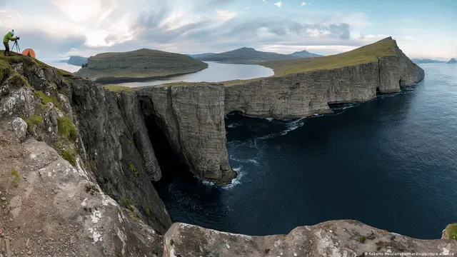 La única conexión entre el lago Sørvágsvatn y el océano Atlántico Norte es la cascada Bøsdalafossur, que tiene una caída de 30 metros al mar. Foto: iStock   