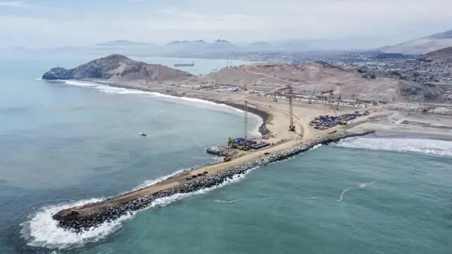 Entre los beneficios de su construcción se destacan la reducción en los tiempos de transporte de mercancías hacia Shanghái en aproximadamente 10 días y la disminución de costos operativos para las empresas. Foto: Presidencia de Perú.   