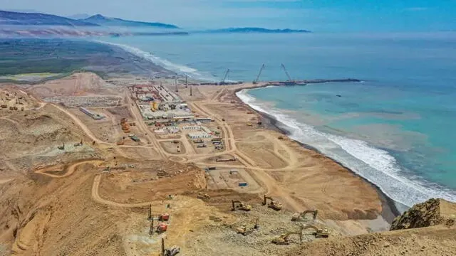 La presidenta peruana, Dina Boluarte, afirmó que la próxima entrada en operaciones del megapuerto de Chancay, actualmente en construcción en el norte de la región de Lima con inversión china. Foto: Presidencia de Perú.   