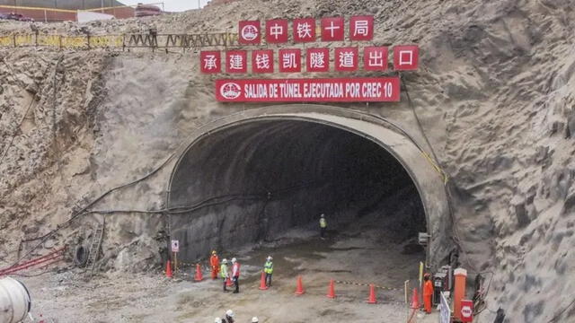 Boluarte también aprovechó para destacar que con esta construcción dentro de la región, países como "Colombia, Ecuador y Chile podrán traer su mercadería para una salida directa hacia la República Popular de China". Foto: Presidencia de Perú.   