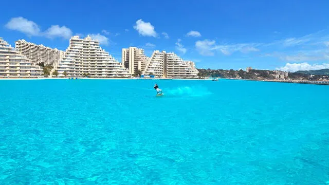 La piscina alberga al rededor de 66 millones de galones de agua de mar, la cual es filtrada para su utilización. Foto: Crystal-Lagoons.   