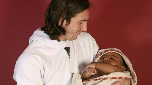  Lionel Messi posando junto a Lamine Yamale. El argentino tenía tan solo 20 años de edad. Foto: AFP   