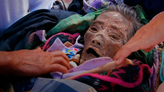 Esta práctica no solo mantiene viva la memoria del ser querido, sino que también ayuda a los vivos a ajustarse gradualmente a la pérdida. Foto: Captura/BBC.   