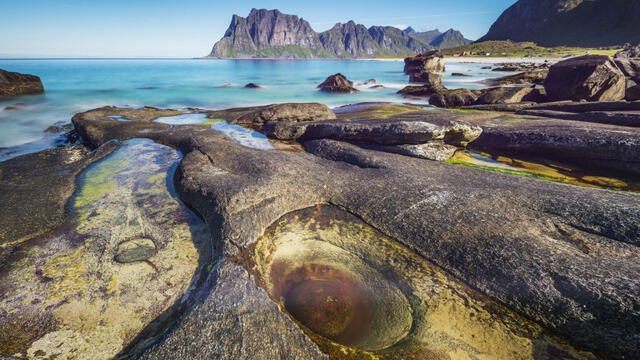 El bache cambia de color por las bandas de minerales que lo componen. Foto: Windows Spotlight    