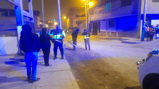  Vecinos comentan a la policía cómo sucedió la balacera en San Juan de Miraflores. Foto: Fiorella Alvarado.   