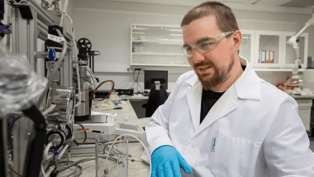 El investigador doctoral del Departamento de Química de la NTU, Kim Roger Kristiansen, en el laboratorio del edificio de Ciencias Naturales del campus Gløshaugen. Realizó experimentos y recopiló datos para su doctorado. Foto: Aleksander Båtnes/NTNU. <br><br>    