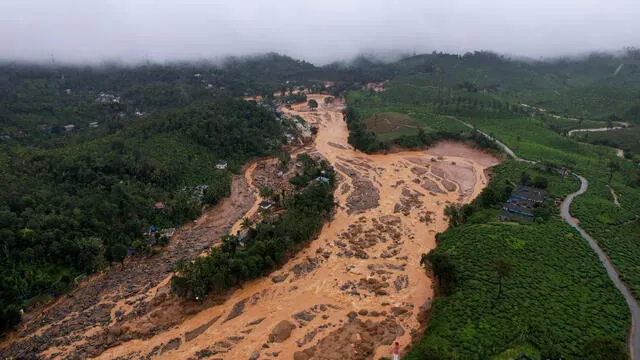 Deslizamiento de tierra en India deja al menos 108 muertos y cientos de desaparecidos en Wayanad, un popular distrito turístico conocido por sus plantaciones de té. Foto: @the_hindu/Twitter   